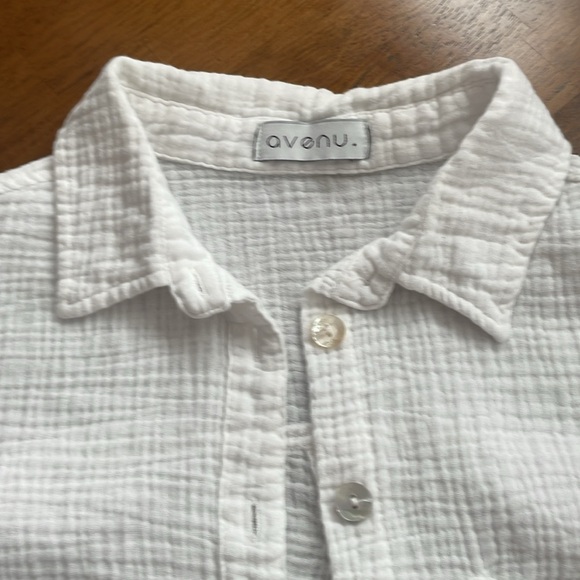 Avenu. 100% cotton button up size medium color white - Picture 2 of 6